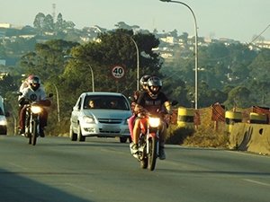 Viseira levantada