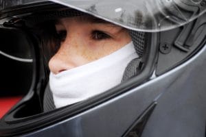 Criança em motocicleta