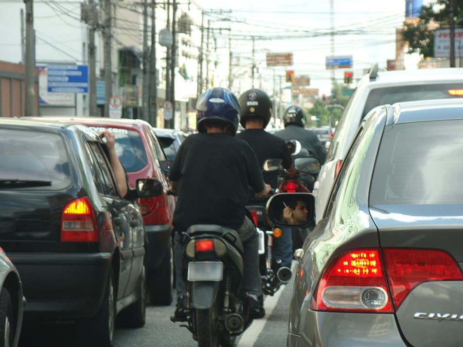 Motociclistas no corredor