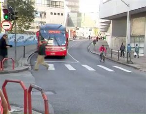 pedestre quase foto_video