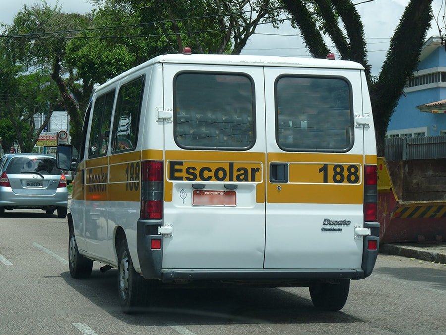 Cadeirinhas em transporte escolar