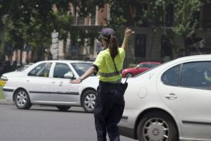 Policial multando