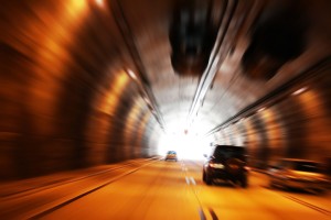 Carro no túnel