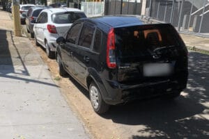 Estacionar em guia rebaixada