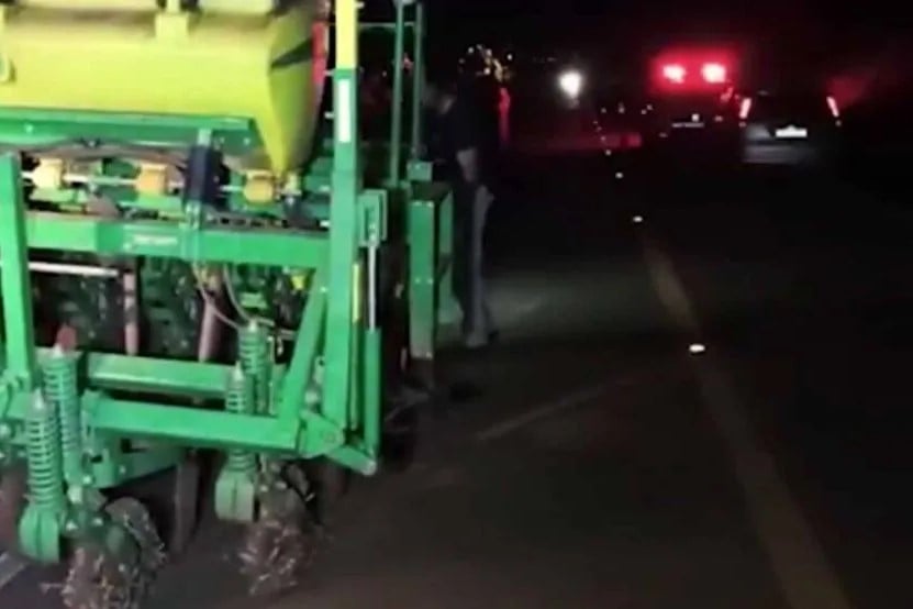 Mulher morre após bater moto contra máquina agrícola em estrada do Paraná