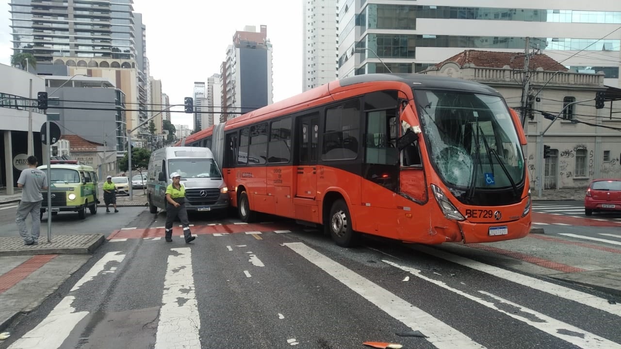 Acidente entre ônibus biarticulado e van deixa oito pessoas feridas no Juvevê