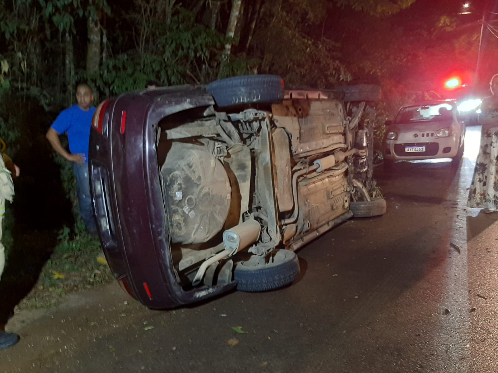 Motorista que voltava da igreja perde controle do carro e tomba em descida no São Braz