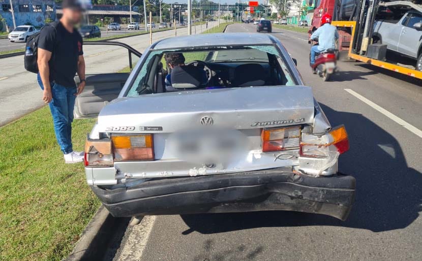 acidente carro moto Linha Verde