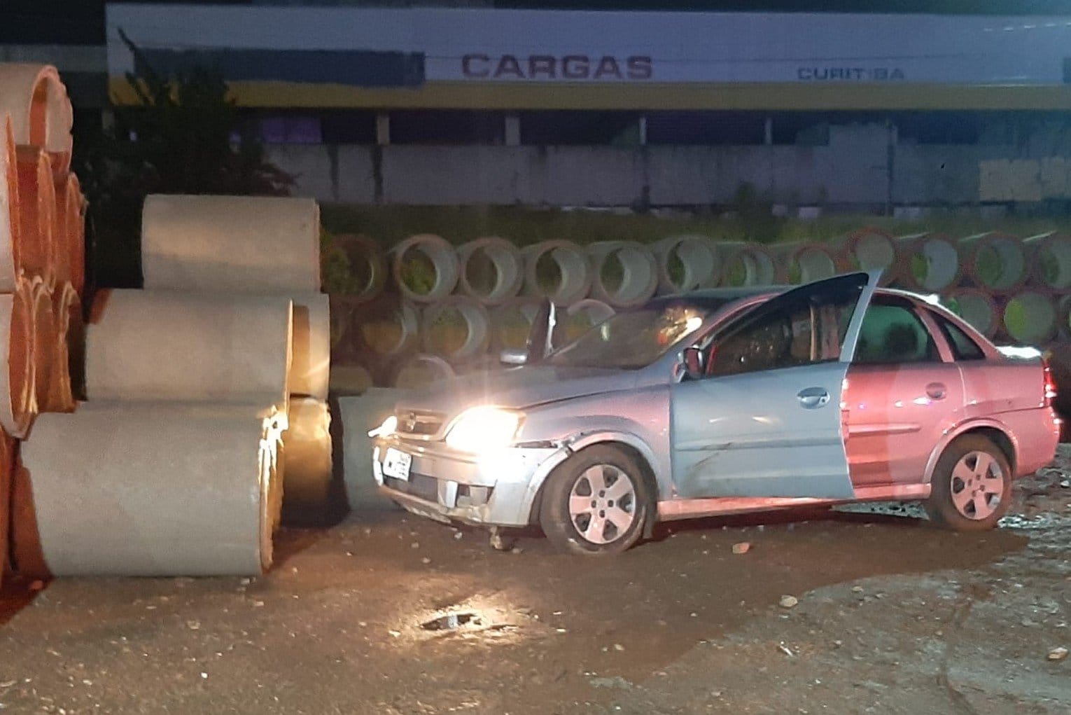 Motorista perde controle da direção na Linha Verde e acerta paredão de manilhas 