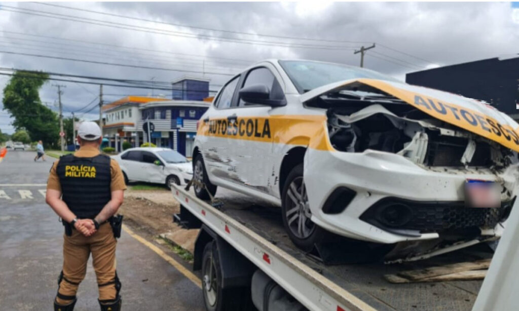 Acidente envolvendo veículo de autoescola