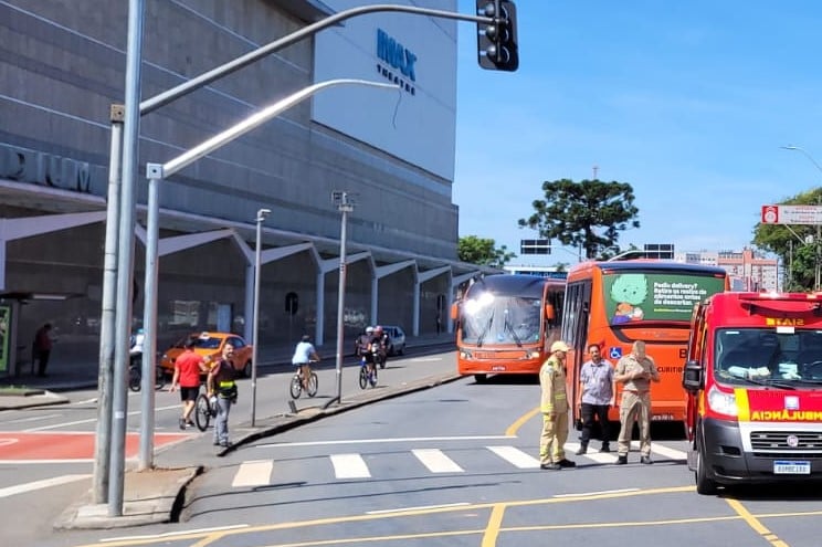 Adolescente é atropelada por biarticulado no Portão e cruzamento entre shoppings fica bloqueado   