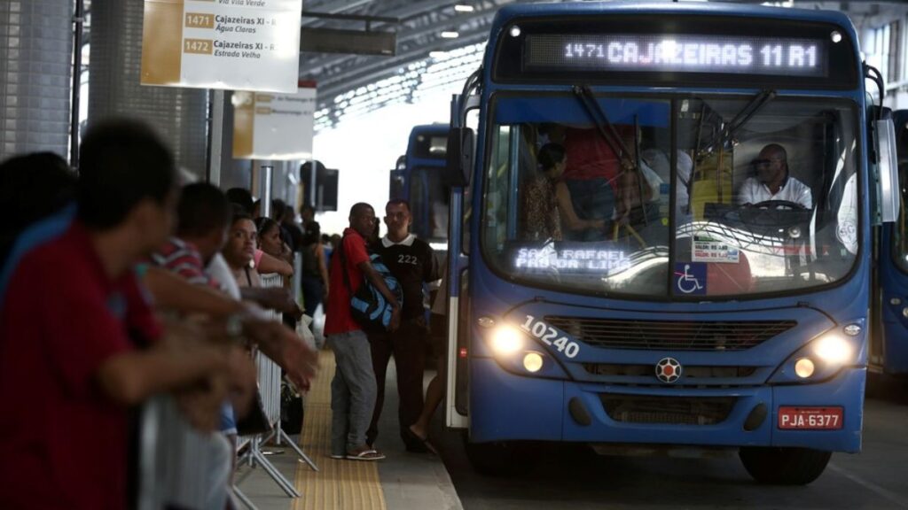 Ônibus parando em terminal rodoviário