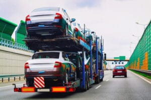 visão de um caminhão de transporte de carros na estrada ou rodovia