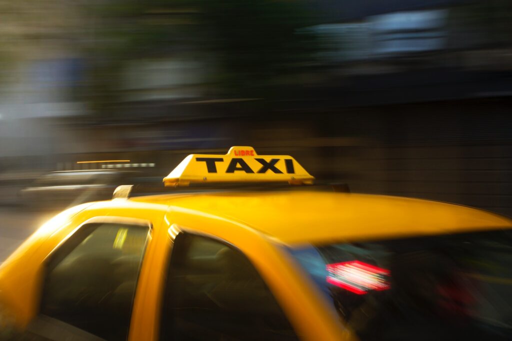 visão de um veículo identificado como taxi em movimento