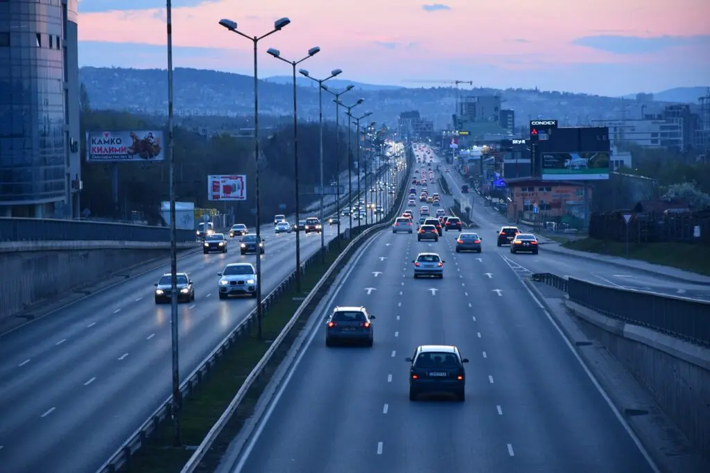 visão ampla de vários veículos em circulação na rodovia