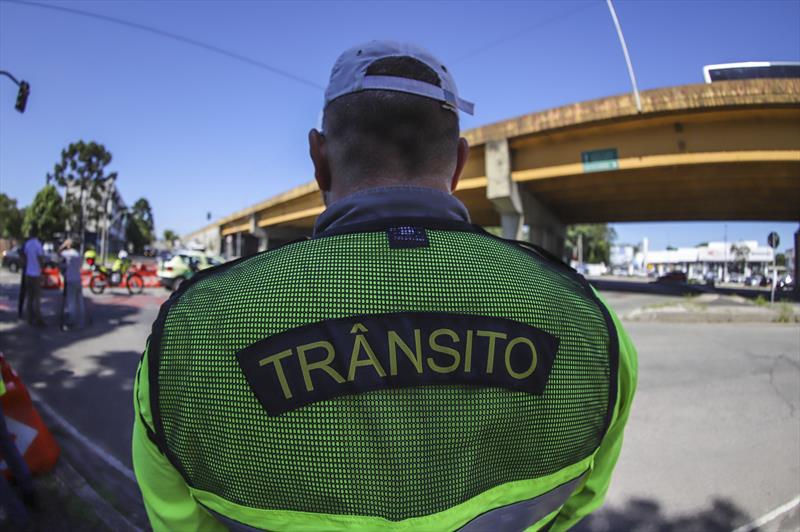 Baderneiros transformam rua em pista de corrida em bairro de Curitiba - RIC  Mais