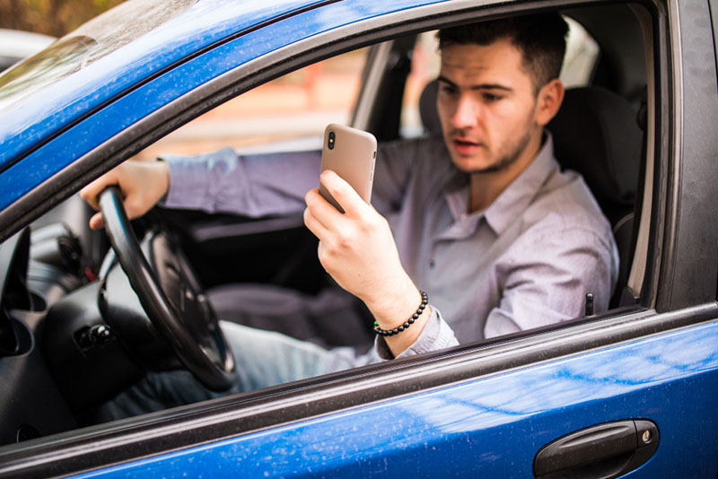 motorista para ao volante e consulta celular