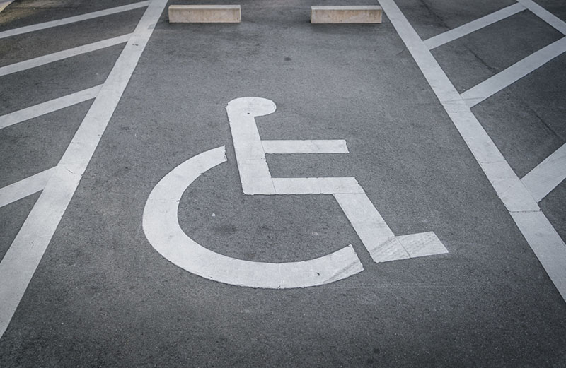 Espaço de vaga de estacionamento com sinalização para vaga de cadeirante ou deficiente físico