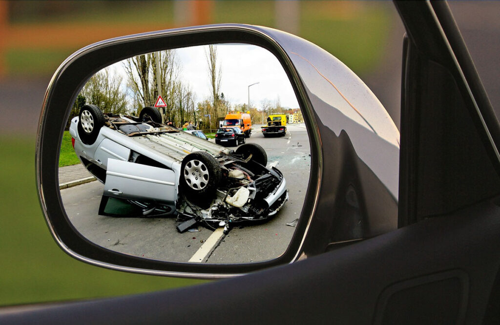 foto de um espelho de retrovisor em momento de acidente de carro