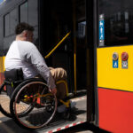 Homem cadeirante tenta entrar em ônibus público