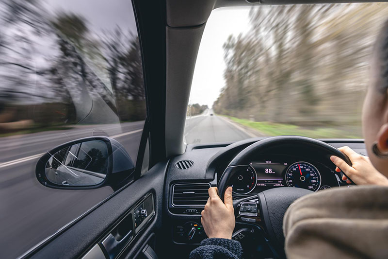 maos-de-motoristas-de-mulher-em-um-volante-de-carro