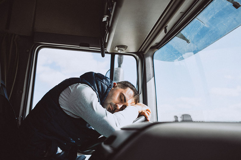 motorista-de-homem-do-caminhao-em-uma-empresa-de-logistica