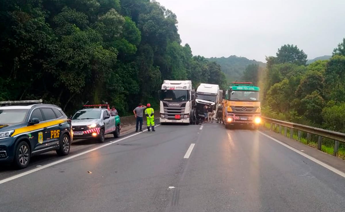 acidente-dois-caminhoes-km-660-da-br-376