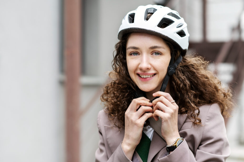 mulher-colocando-capacete-de-bicicleta
