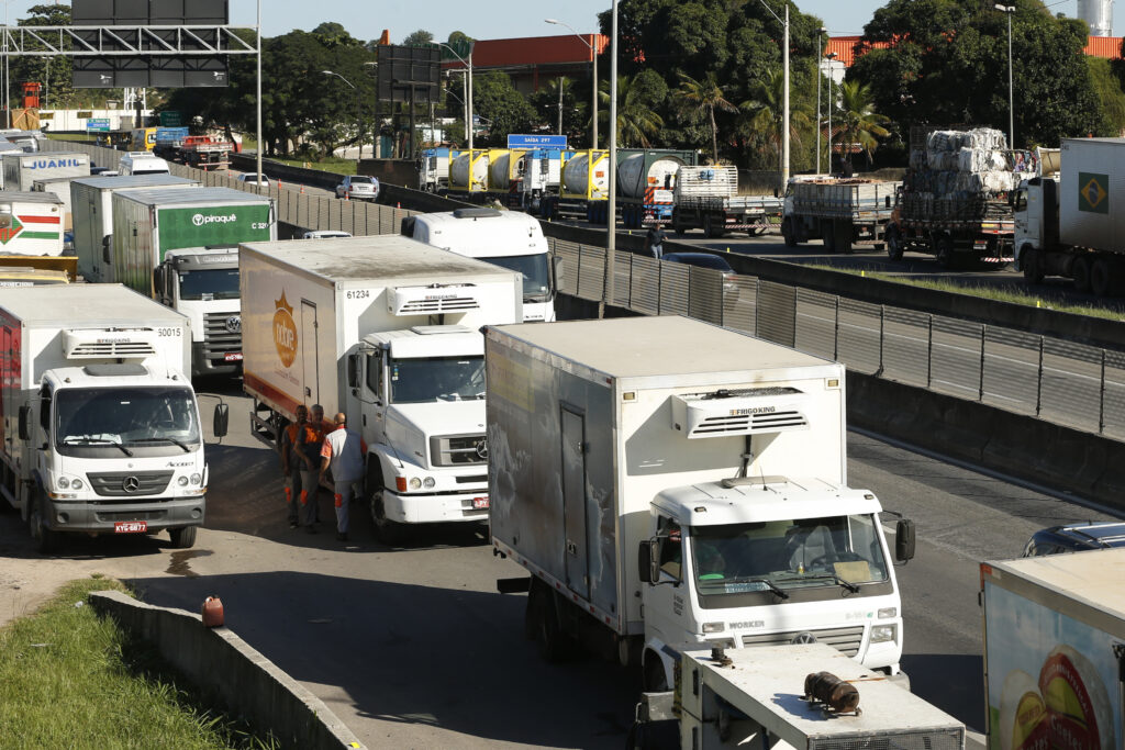 Caminhoneiros fazem paralização em rodovia do Rio de Janeiro