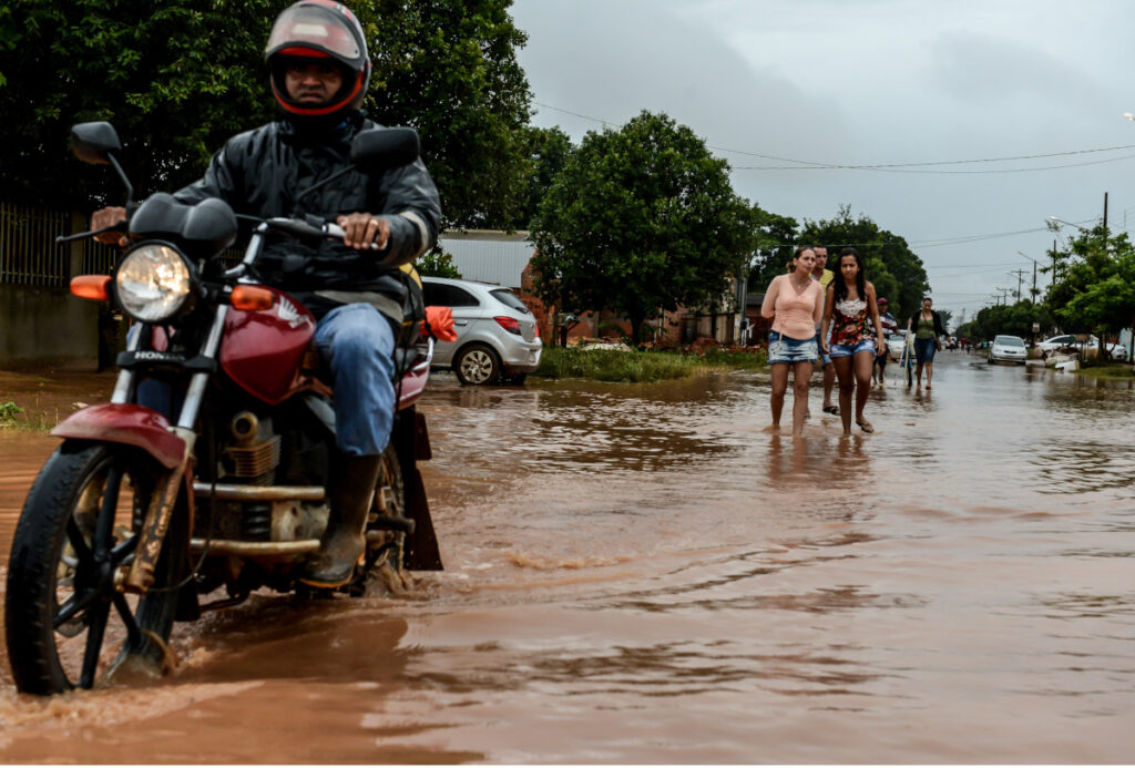 Motociclistas na chuva