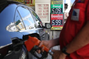Postos de combustíveis oferecem preços menores após redução do ICMS sobre combustíveis.