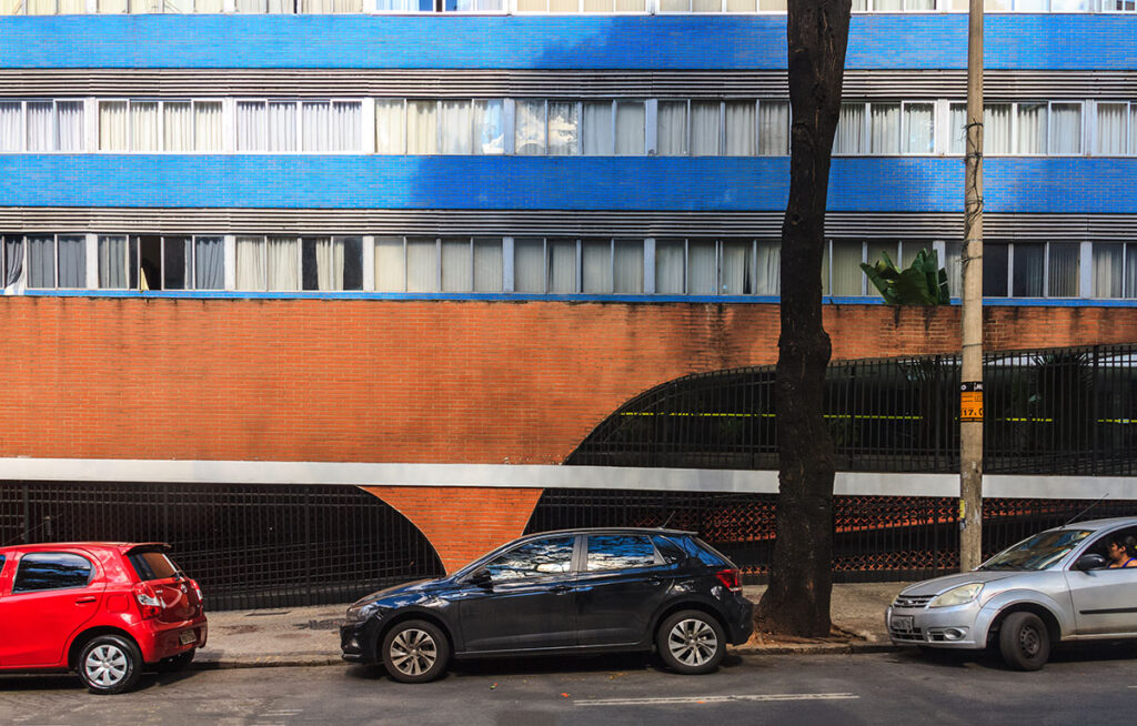 Carros estacionados em rua de Belo Horizonte (MG)