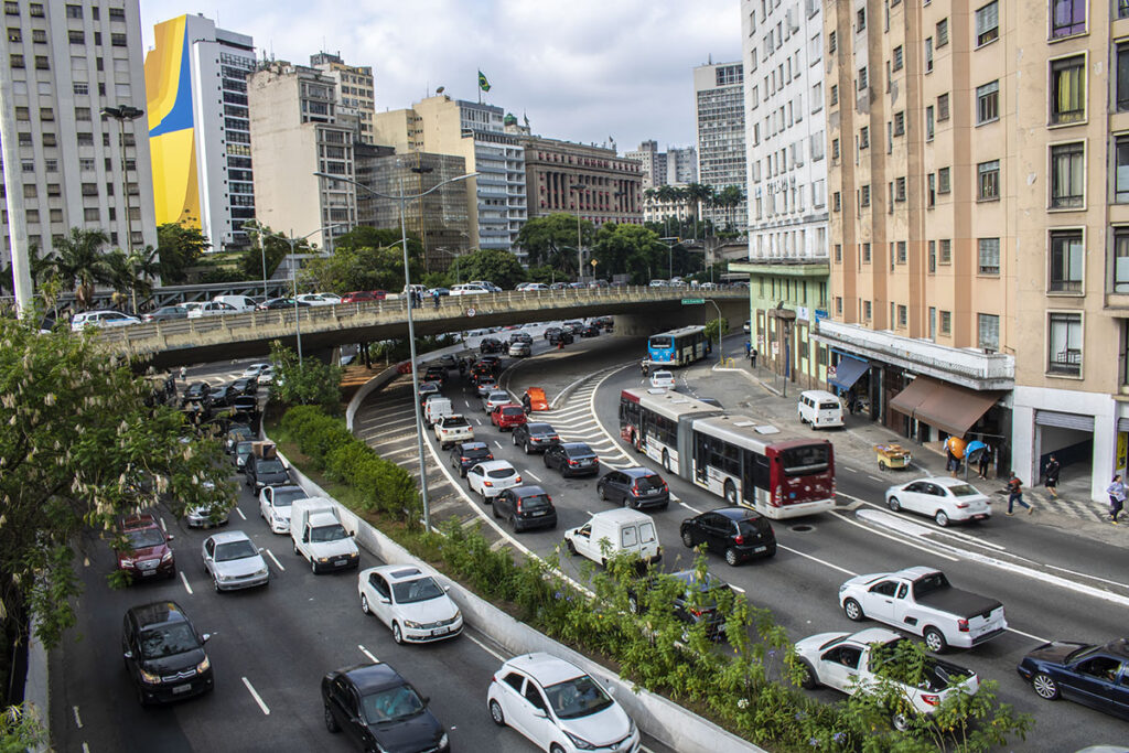 Tráfego intenso em avenida em São Paulo (SP)