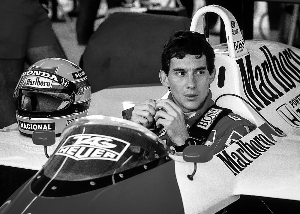 Foto em preto e branco do piloto Ayrton Senna no Grand Prix de San Marino, em 1988, em Imola, Itália.