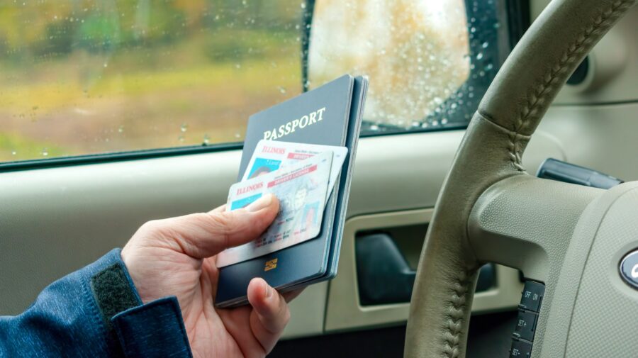 Homem apresenta passaporte junto com carteira de habilitação.