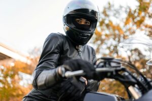 mulher pilotando moto econômica