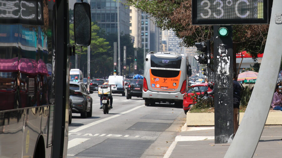Termômetros marcam 33ºC graus e a qualidade do ar é considerada moderada na Avenida paulista.