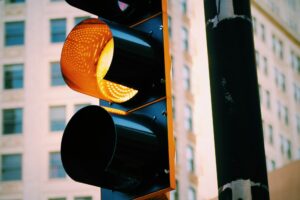 Luz amarela indicando atenção no semáforo urbano