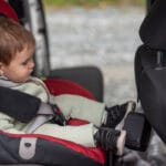 Criança na cadeirinha