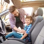 criança no banco da frente