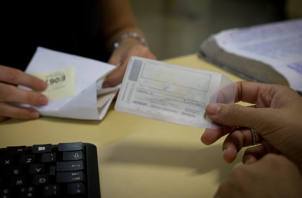 É permitido dirigir com a CNH vencida?