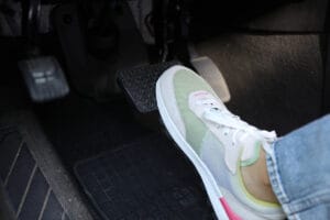 dirigir de tênis é melhor do que de chinelo