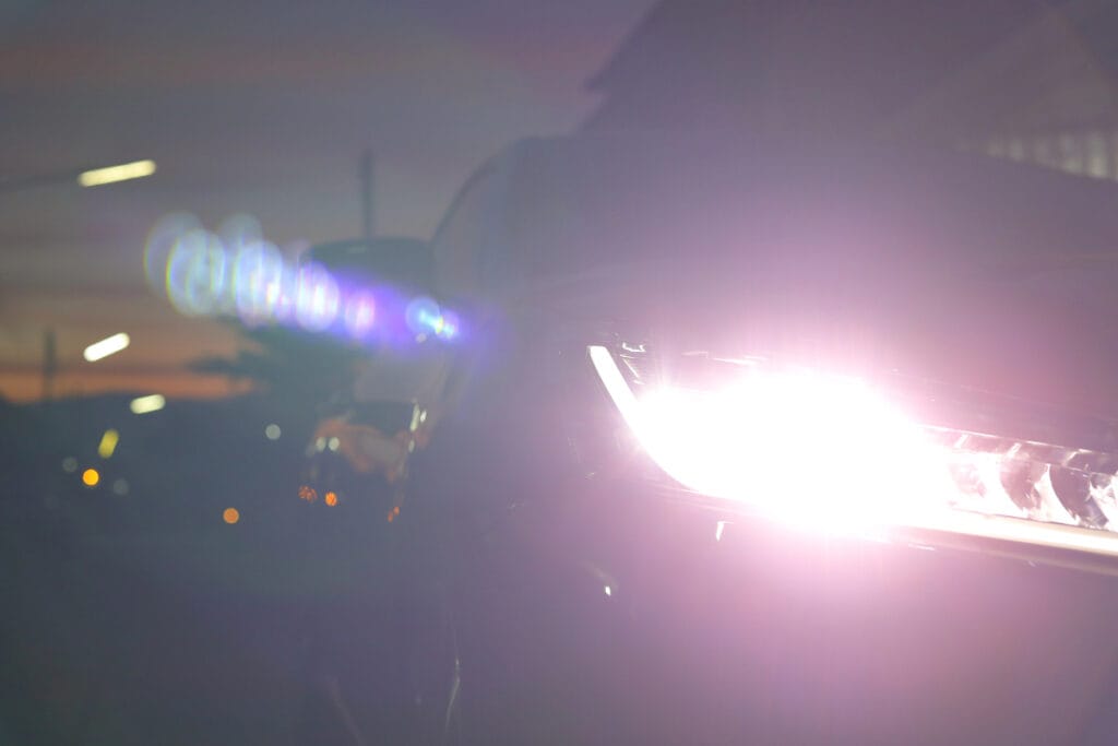 Uso da luz alta para sinalizar ultrapassagem: o que diz o CTB e como usar corretamente