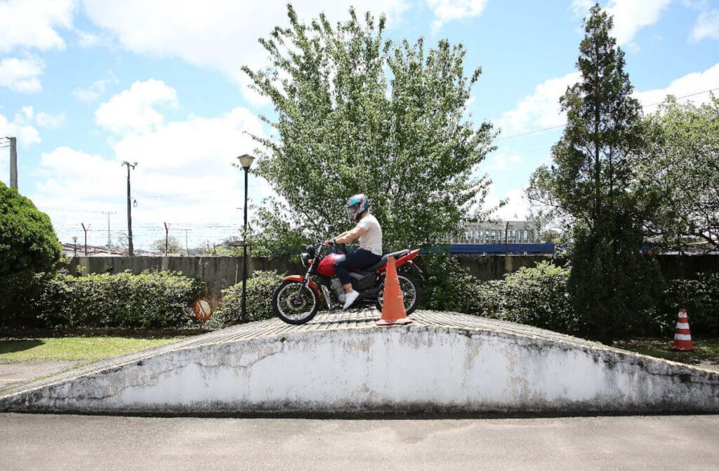 CNH para moto: exames práticos no Paraná não terão mais rampa como obstáculo