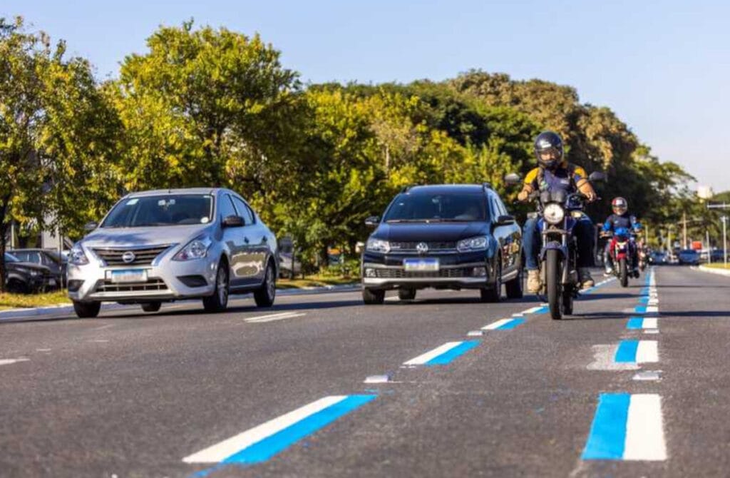Faixa azul para motos: nova estratégia para organizar o tráfego urbano