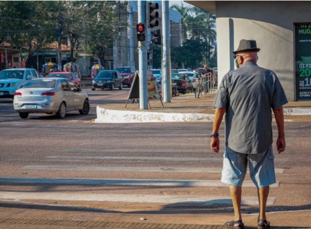 Estacionar em local proibido coloca pedestres em risco e pode gerar multas, alerta Detran
