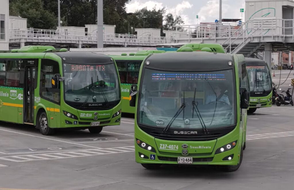 Príncipe William premia Bogotá por redução na poluição do ar, impulsionada pelos ônibus BYD
