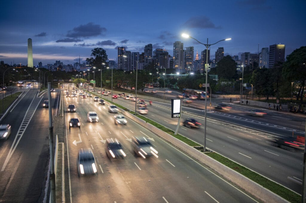 Como o trânsito influencia o planejamento de uma viagem?