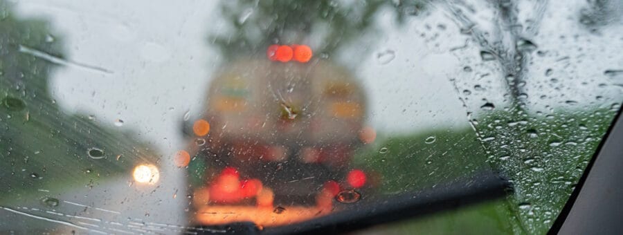 Chuvas estrada motorista