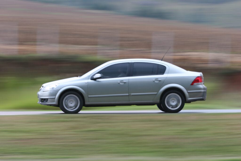 FEI alerta para riscos do calor intenso em viagens longas e impacto no desempenho dos carros